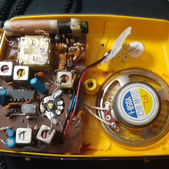 Vintage INTERNATIONAL All Weather SPORTY AM/FM RADIO - British Design Mod. WT550 - Picture 7 of 7